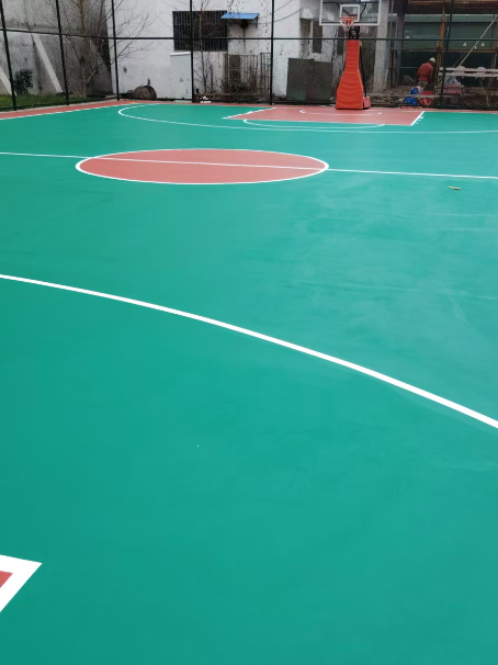 南明 球场长期使用易出现地面开裂